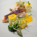 Élan - ランチコース 5832円 の長崎の天然ひらめ 黄色と緑の野菜 たもぎ茸 サフラン