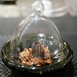 Élan - ランチコース 5832円 のカヌレ・ド・ボルドー ビターチョコレートのコーンフレーク