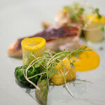 Élan - ランチコース 5832円 の長崎の天然ひらめ 黄色と緑の野菜 たもぎ茸 サフラン