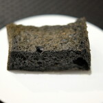 Élan - ランチコース 5832円 のパン3品目 黒炭キューブパン