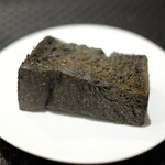 Élan - ランチコース 5832円 のパン3品目 黒炭キューブパン