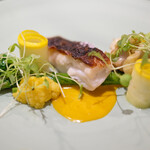 Élan - ランチコース 5832円 の長崎の天然ひらめ 黄色と緑の野菜 たもぎ茸 サフラン