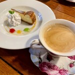 ヨーロピアンカフェ グータン - セットのコーヒーとデザート  本日のデザートはベイクドチーズケーキ！手作りで美味しいね！