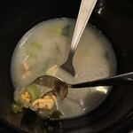 The Blue - 「ムール貝 (ワインとニンニクのクラシックスタイル)」の最後に残ったスープ
      2024年1月1日