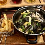 The Blue - ムール貝 (ワインとニンニクのクラシックスタイル) 21.90ユーロ
      2024年1月1日