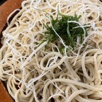 夢呆 - スーパーの刺身のツマみたいな千切り大根とすり胡麻と大葉が乗っています