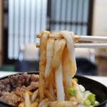 エリントン - 厚みのあるうどんに絡む色濃いタレ