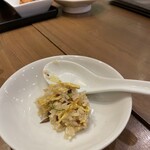 万豚記 - 妻が頼んだ担々麺セットで付いてきた炒飯味見