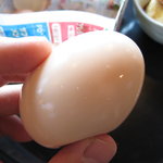 岡本屋 売店 - 岡本屋売店の「地獄蒸し”塩”たまご」　ほんのり茶色いです♪