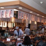 大鮮寿司 - 店内は活気に溢れています