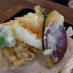 三久 - 野菜天ぷら。甘い紅芋やカボチャ、舞茸などがさくっと揚がっています
