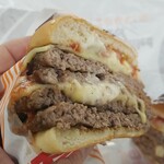 バーガーキング - パティがはみ出しています