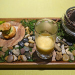 モノリス - 小石と苔の上に前菜３品