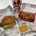 Chick-fil-A - 料理写真:breakfastはバンズはビスケット、ポテトはハッシュブラウン