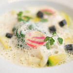 ランチコース 4104円 のビーツ・ジャガイモ・ニンジンのマセドワーヌ タスマニアサーモンのマリネ