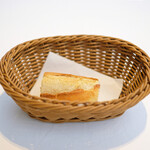 レストランひらまつ レゼルヴ - ランチコース 4104円 のパン