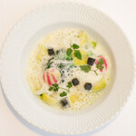 レストランひらまつ レゼルヴ - ランチコース 4104円 のビーツ・ジャガイモ・ニンジンのマセドワーヌ タスマニアサーモンのマリネ