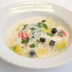 レストランひらまつ レゼルヴ - ランチコース 4104円 のビーツ・ジャガイモ・ニンジンのマセドワーヌ タスマニアサーモンのマリネ