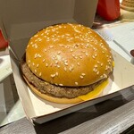 McDonald's - ロイヤルチーズ。日本では見かけないメニュー。
            2024年1月1日