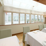 レストランひらまつ レゼルヴ - 店内のテーブル席の風景です