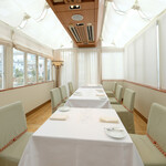 レストランひらまつ レゼルヴ - 店内のテーブル席の風景です