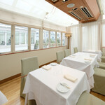 レストランひらまつ レゼルヴ - 店内のテーブル席の風景です