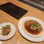 スーツァン・レストラン陳 - 雲白肉の旨辛ソースを小皿に取ったものと大皿の残り・その2です。