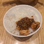 スーツァン・レストラン陳 - 麻婆豆腐を白いご飯にのせたもの・その2です。