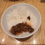 スーツァン・レストラン陳 - 麻婆豆腐を白いご飯にのせたもの・その1です。