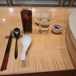スーツァン・レストラン陳 - お箸、スプーン、れんげ、コーラ、お冷、ナッツの飴がけ、ジャスミンティーです。