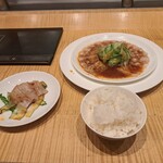 スーツァン・レストラン陳 - 雲白肉の旨辛ソースを小皿に取ったものと大皿の残り・その1と白いご飯です。