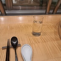 スーツァン・レストラン陳 渋谷店 - お冷とれんげ、スプーン、お箸です。