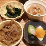 Kichijouji Noppo - 左上から時計まわりに青菜のお浸し､出汁大根と鶏そぼろ､香の物､牛肉とゴボウのしぐれ煮♪