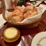 狐狸庵 - ★パン(食べ放題)
      何年も通って、今更気付いた事が…
      いつもバカみたいにオカワリしまくってた、焼きたてのフランスパン。
      ｢ポンパドール｣のフランスパンだった♪
      シェフ…いつも食いすぎて申し訳ないっ！