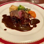 狐狸庵 - ★牛フィレ肉・コニャック風味
      ん〜…コニャック風味の意味が分からんけど、
      濃厚ソースで、肉もやわやわ…
      極ウマ♡
      ここでもパンがまた消えるw