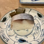 Iduu - 鯖･鯛寿司盛合わせ
      鯖姿寿司