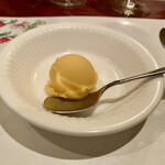 狐狸庵 - ★口直しのジェラート
      メニューには無いけど、メインの前に必ず出してくれる。
      今回は…忘れたけど何かのフルーツな味！w
      ウマウマ♡