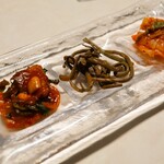 Wagyuu Yakiniku Wandafire - 白菜キムチをベースにした甘辛キムチ、蕨のナムル、白菜キムチ