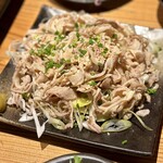 やきとん三吉 - 前菜3種のひとつ、もつポン酢