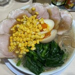 ラーメンみなみ - チャーシュー背脂中華+味玉+ほうれん草+コーン