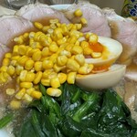 ラーメンみなみ - チャーシュー背脂中華+味玉+ほうれん草+コーン