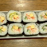 ディオ - カニカマたっぷりサラダ巻き (税抜)198円→139円 ※開封後→カットしました→並べました  (2024.01.02)