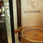 MAX BRENNER CHOCOLATE BAR - 入り口そばではチョコレートをねりねり。なんと真横がジャンポールエヴァン（笑）