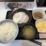 吉野家 - 一汁三菜朝定：ハムエッグ牛小鉢定食　567円税込