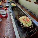祇園ねぎ焼 かな - 店内（べた焼きを焼いているところ）
