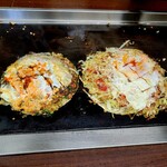 祇園ねぎ焼 かな - 左側（ねぎ焼き牛スジ卵）、右手（牛スジモダン・ネギのせ・卵のせ）