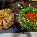 祇園ねぎ焼 かな - 左側（ねぎ焼き牛スジ卵）、右手（牛スジモダン・ネギのせ・卵のせ）