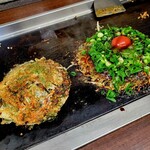 Gion Negiyaki Kana - 左側（ねぎ焼き牛スジ卵）、右手（牛スジモダン・ネギのせ・卵のせ）