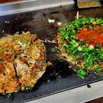 祇園ねぎ焼 かな - 左側（ねぎ焼き牛スジ卵）、右手（牛スジモダン・ネギのせ・卵のせ）