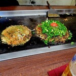 祇園ねぎ焼 かな - 左側（ねぎ焼き牛スジ卵）、右手（牛スジモダン・ネギのせ・卵のせ）